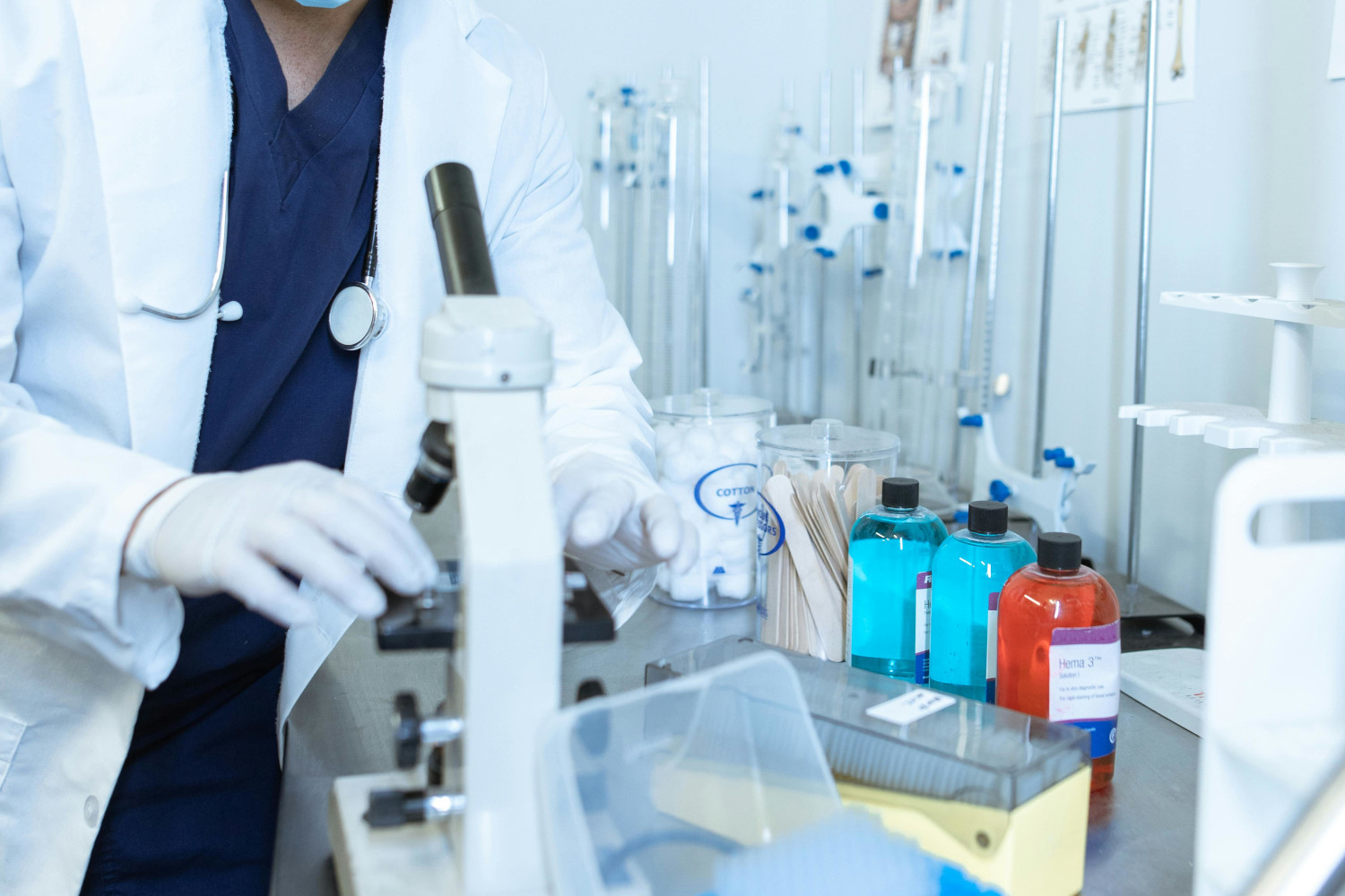 Salas limpias en hospitales y laboratorios diferencias clave