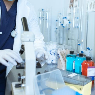 Salas limpias en hospitales y laboratorios diferencias clave